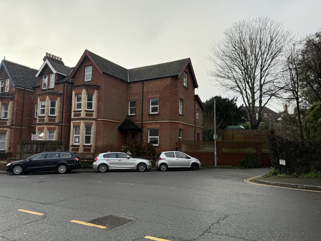 Lot: 116 - FREEHOLD PROPERTY WITH THREE FLATS PARTIALLY CONVERTED - Front of the property